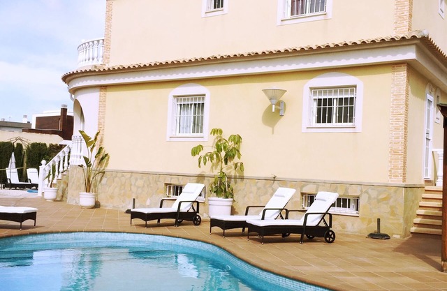 VILLA 3 BEDROOM- PRIVATE POOL CLOSE TO AMENITIES-PERFECT FOR A RELAXING HOLIDAY