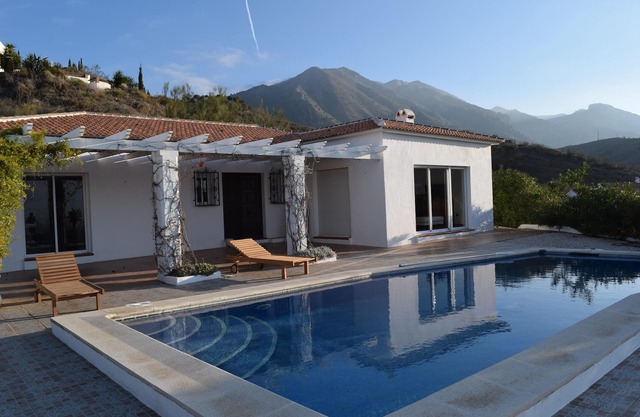 Villa (6 + 2) privacy, good access, near the S. Tejada N. P., 20 min from sea
