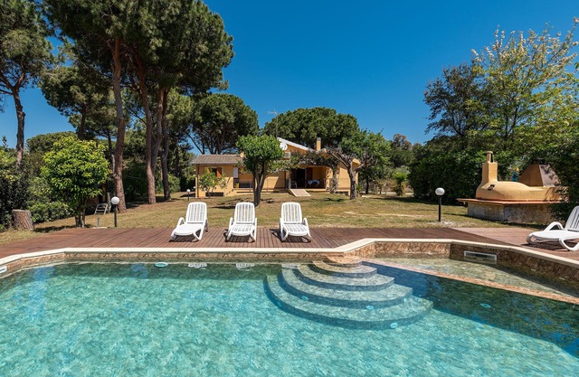 Villa 6 sleeps 80 metres from sandy beach + private pool, WIFI and AC
