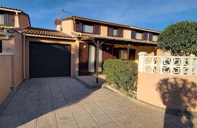 Villa airconditioned located in the secured residence "Les Tamaris" only 350m from the sea, wifi,.