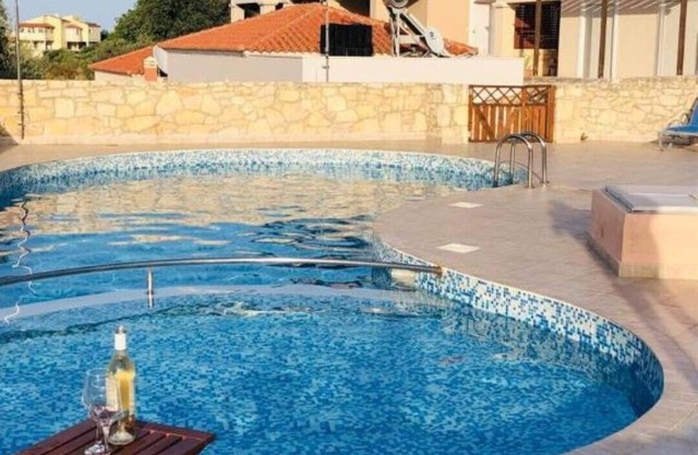 Villa Alysso, fully equipped, modern with shared pool & sea and mountain view