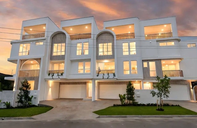 Villa Amalfi - 3 Bedroom, 4 bathroom and 2 living areas