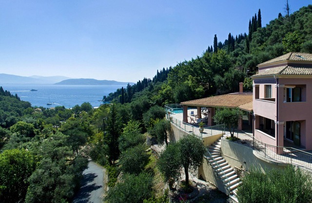 Villa Amalthea - Easy short walk from Beach Agni Bay !