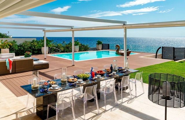 Villa Angela is a luxury property, private pool just 10 km south of Syracuse.
