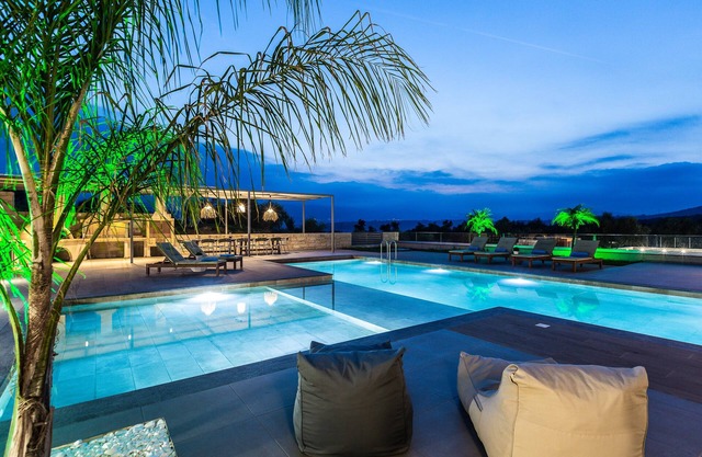 Villa Aori | Luxury, heated* pool & playgroung