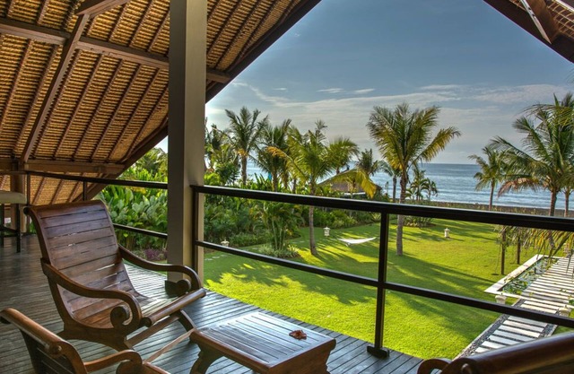 Villa Aparna - Luxurious Balinese villa right on the beach