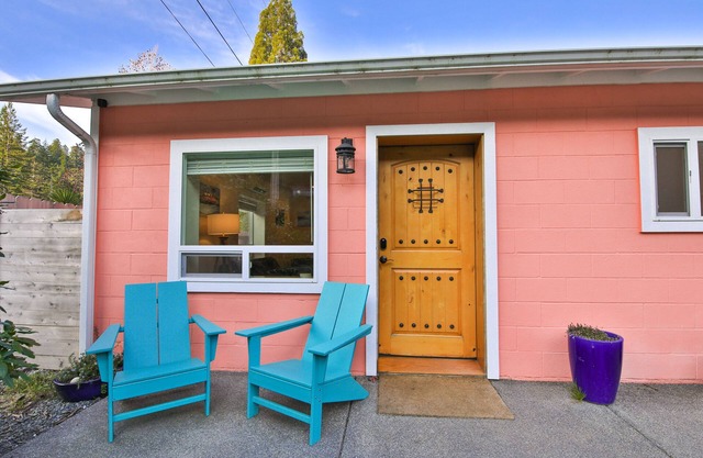 Villa Au Contraire-luxury within steps to Jedediah Smith Park and Smith River