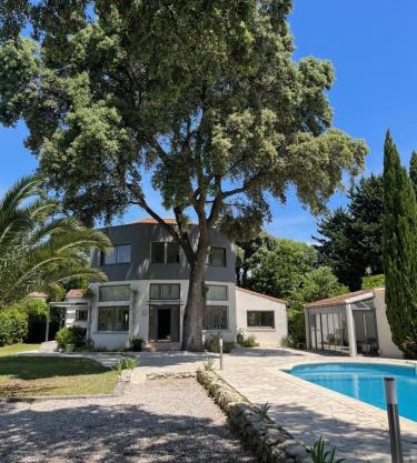 Villa avec piscine et salle de sport