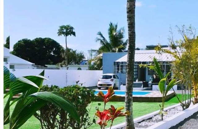 Villa Bella 2 bed bungalow with stunning garden, pool & only 5 mins from beach.