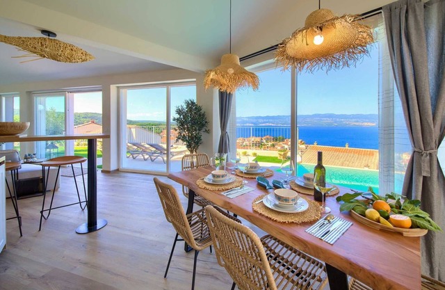 Villa Bella Vista with an infinity heated pool, sauna & Seaview