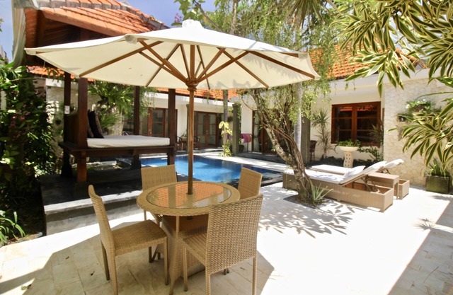 VILLA BETUTU 3 BDRM BEACHSIDE WITH POOL, SHORT WALK TO BEACH