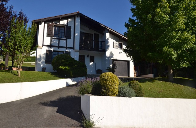 Villa between sea and mountain, near border