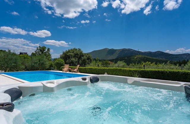 VILLA BEYBE with Jacuzzi, a private 50sqm pool, Billiard, free WIFI, 3 bedrooms
