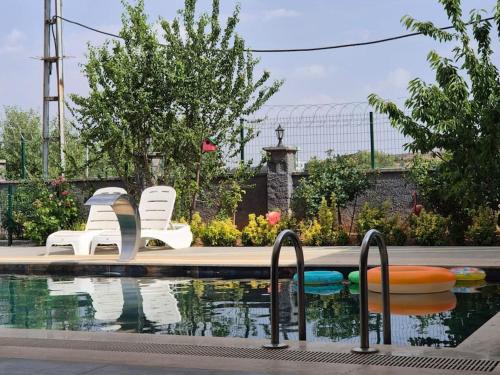 villa big green garden swimming pool