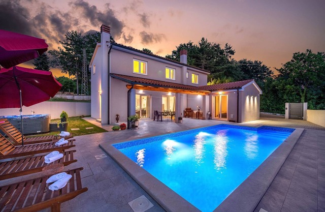 Villa Blaise with Pool, 4 Bedrooms with 4 Private Bathrooms, Hot Tub