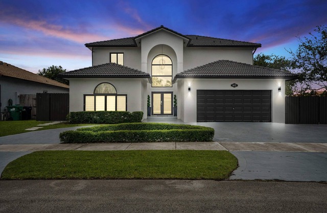 Villa Blanca ~ Mega Home w Games, BBQ, and more!