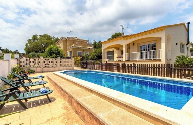 Villa Borras w/private pool, 3km to beach!