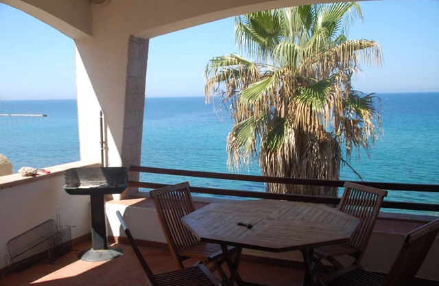 Villa Bosa, Waterfront apartment in Bosa area. Beach at 10 meters. WI