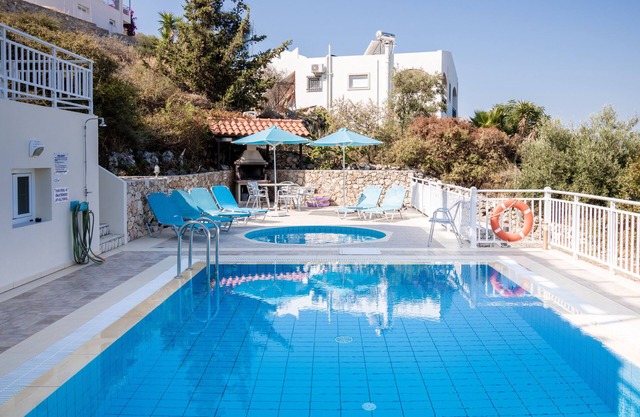 Villa Bougainvillea, Stunning Sea view, Near Almyrida, 2 Private Pools, Sleeps 7
