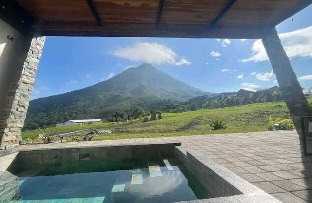Villa Bromelia. Un volcán en su jardín!
