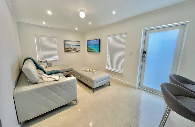 Villa Capri Cozy 2 Bedroom Cottage in the heart of Miami
