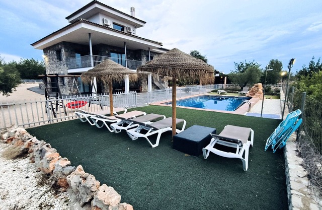 Villa Casa Rural la Montana 1 with pool, terraces and Wi-Fi