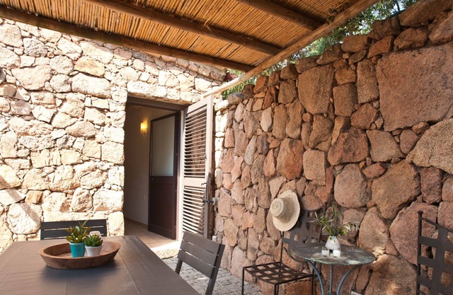 Villa Casette, 2 to 4 people, sheepfold-style stone house with shared pool