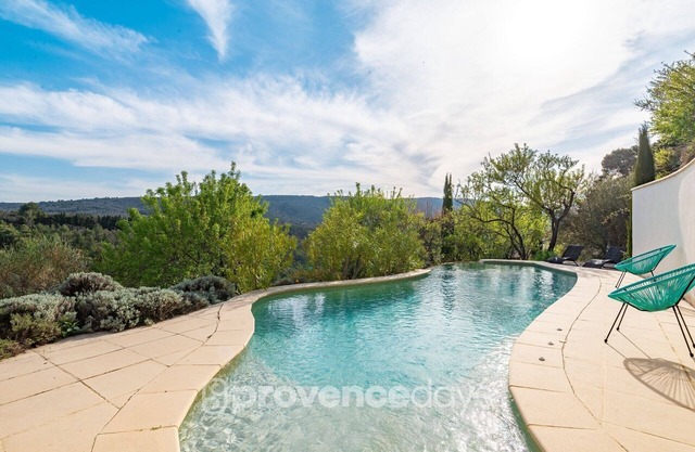Villa Castelas, Bonnieux - Villa for 4 with stunning views and endless pool