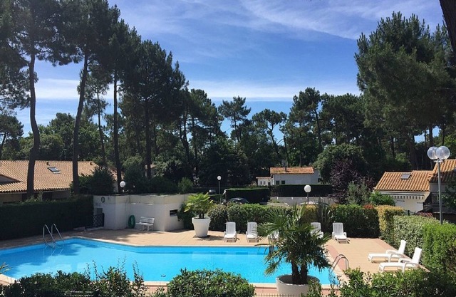 Villa comfort, 300 m from the center, enclosed garden in a private parking pinewood
