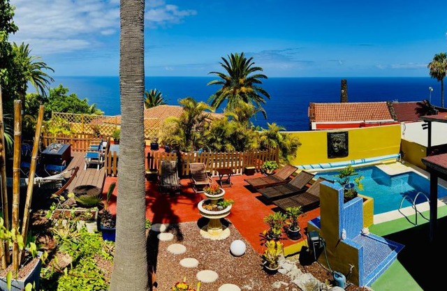 Villa con piscina climatizada y vistas al mar