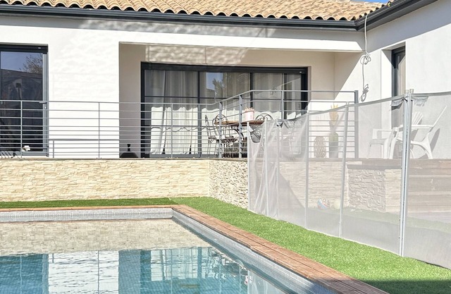 Villa Contemporaine Avec Piscine !