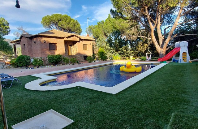 Villa Costa Madrid with private pool and views of the reservoir, up to 10 people.