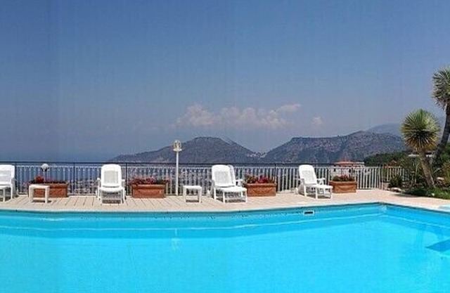 Villa Crispina A: An elegant apartment that is part of a villa with a view of the sea and of the Bay of Naples, with Free WI-FI.