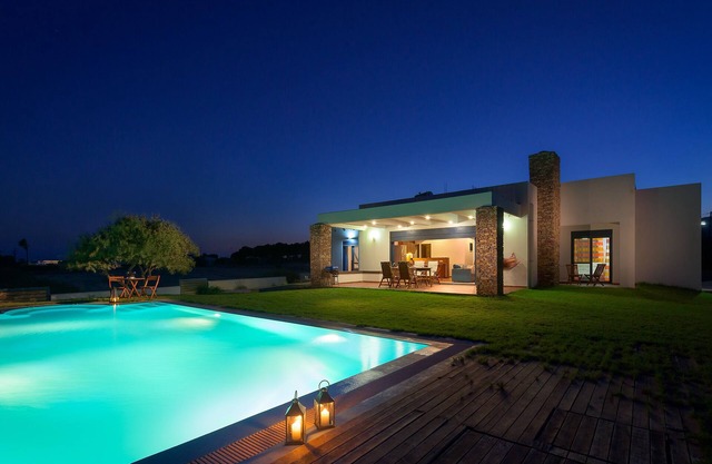 Villa 'Cristelia Seafront and Pool' with Sea View, Wi-Fi and Air Conditioning
