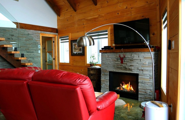 Villa du Renard, Beautiful, Private Jaccuzi, acces St-Laurence river.
