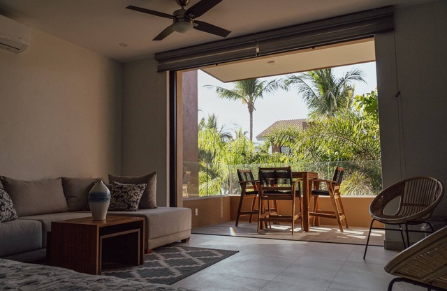 Villa Dahlia, Luxury Studio, steps from the beach!