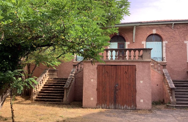 Villa de Charme Rétro Avec Jardin Ombragé Dans le Centre de La Tour de Salvagny