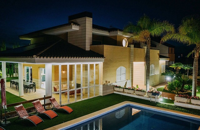 Villa de Lujo de 7 Hab. 470 M2.con Piscina. Parcela de 1,000 m2. Playa Corinto