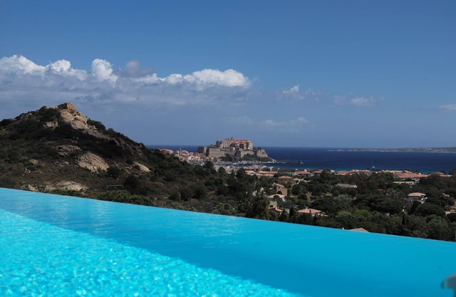 Villa de Luxe Avec Piscine à Débordement vue Exceptionnelle sur la Baie de Calvi