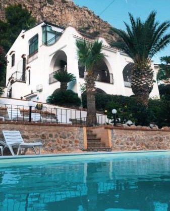 Villa del Golfo Urio with swimming pool shared by the two apartments