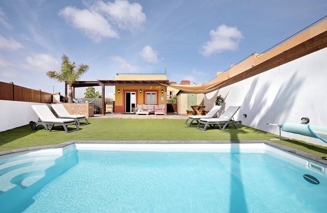'Villa del Relax' with Sea View, Pool & Wi-Fi