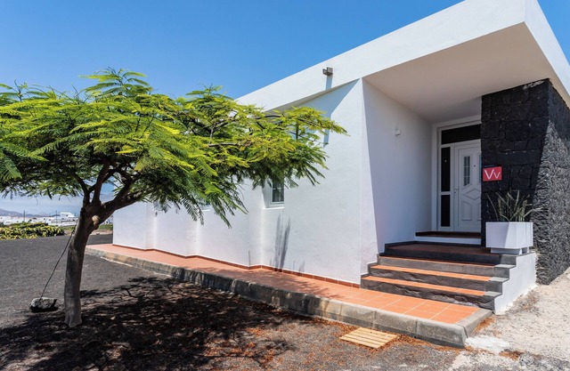 villa dulce celestin lanzarote (wifi and pool heated by the sun)