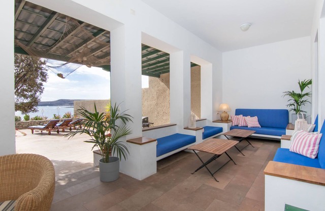 Villa el Olivo - A first line retreat with direct beach access
