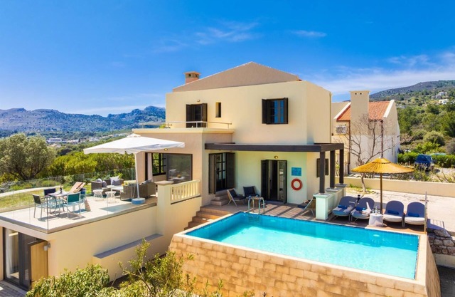 Villa Elena - Three Bedroom Villa, Sleeps 8