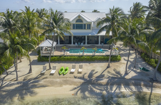 Villa Emmanuel - Private Beachfront 5 Bedroom/4 Bath Villa near Rum Point