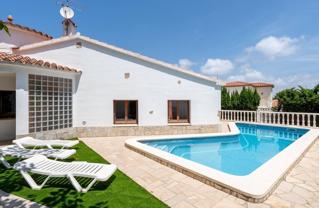 Villa in quiet area with private pool, 10min beach and center