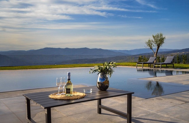 Villa Esclusiva con Piscina a Sfioro nel Cuore Dell'oro Verde Dell'etna