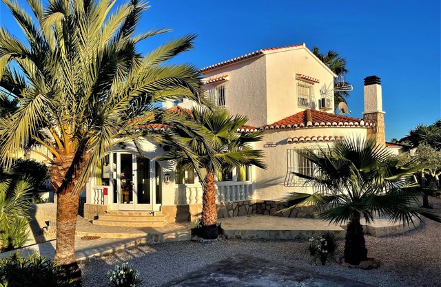 Villa Eva, beautiful detached villa with private pool, 500 m to the sandy beach
