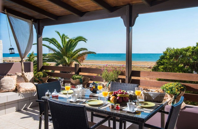 Villa Eva, Luxury villa 50 meters from the sea, in a very quite area.