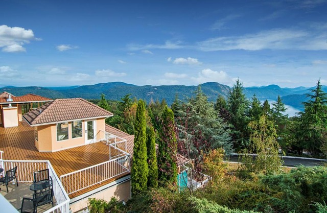 Villa Eyrie Resort